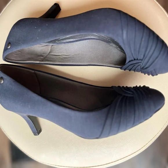 Life Stride Size 9 1/2 Navy  Heels with knot detail! Pretty! - Picture 4 of 6